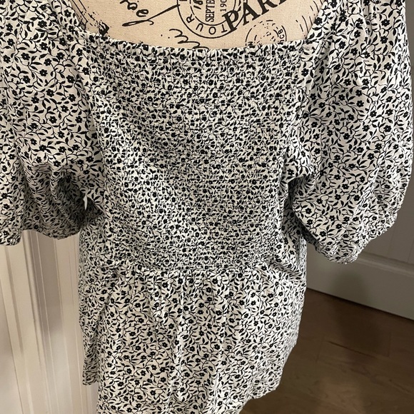 Super cute black and white top - Picture 2 of 4